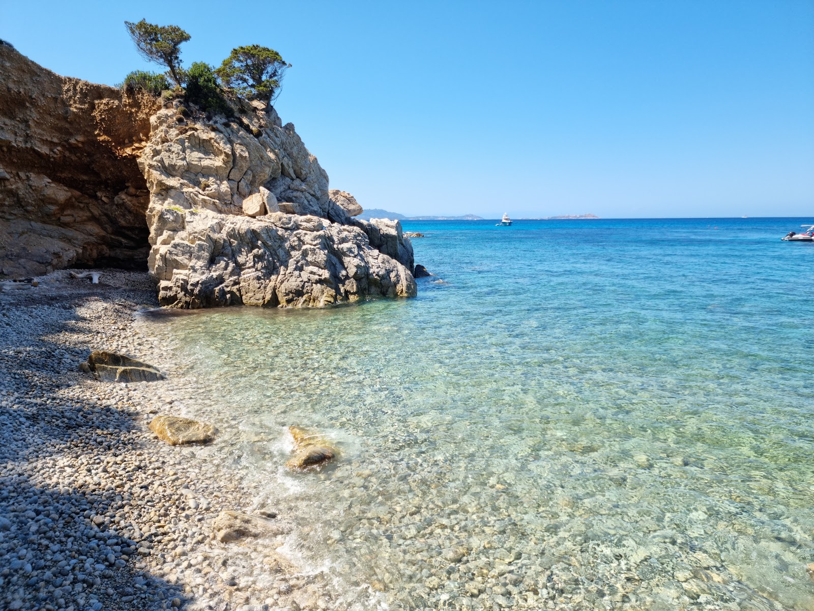 Foto av Cala del Sonno med blå rent vatten yta