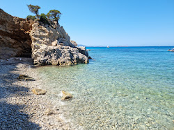 Cala del Sonno'in fotoğrafı küçük koy ile birlikte