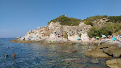 Photo de Spiaggia del Cotoncello
 entouré de montagnes