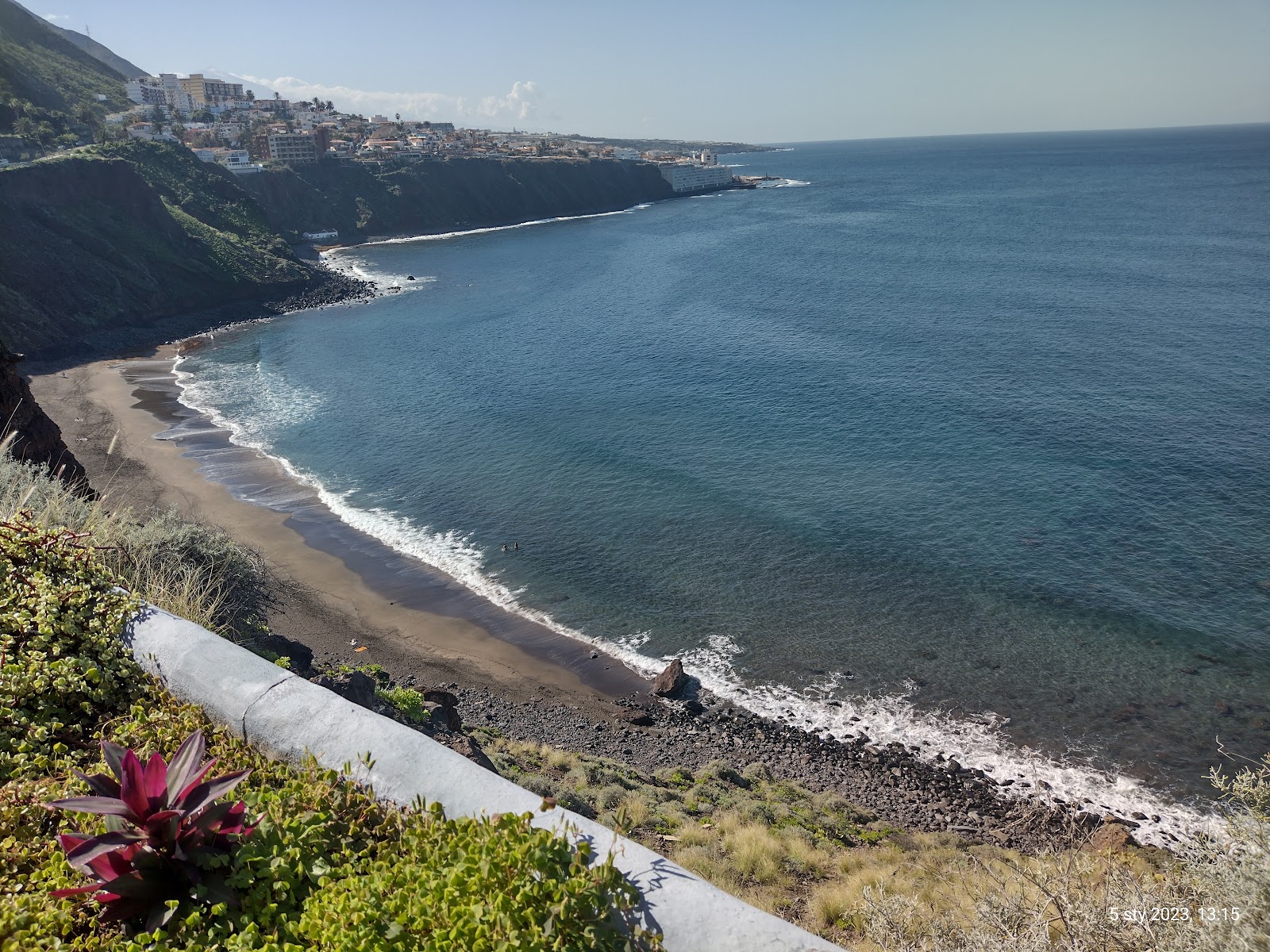 Foto di Playa de Arenal con una superficie del sabbia marrone