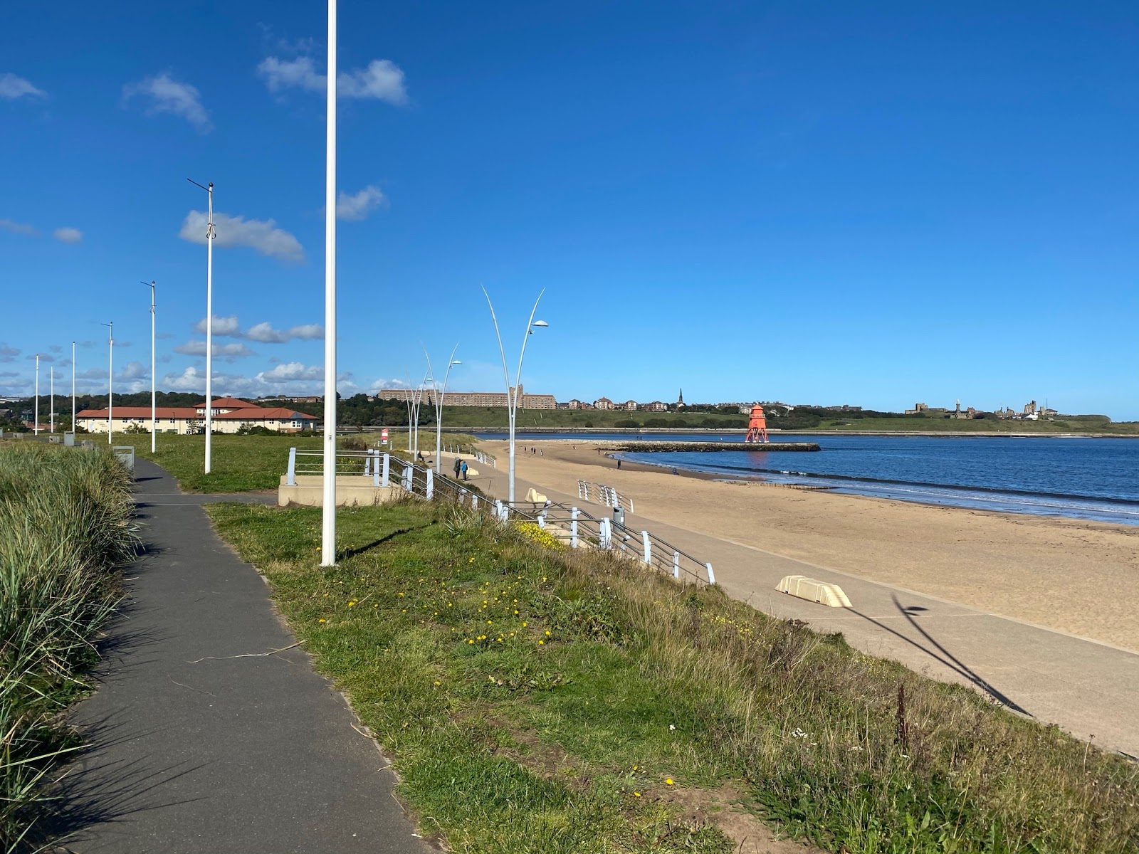 Photo de Little Haven beach avec l'eau turquoise de surface