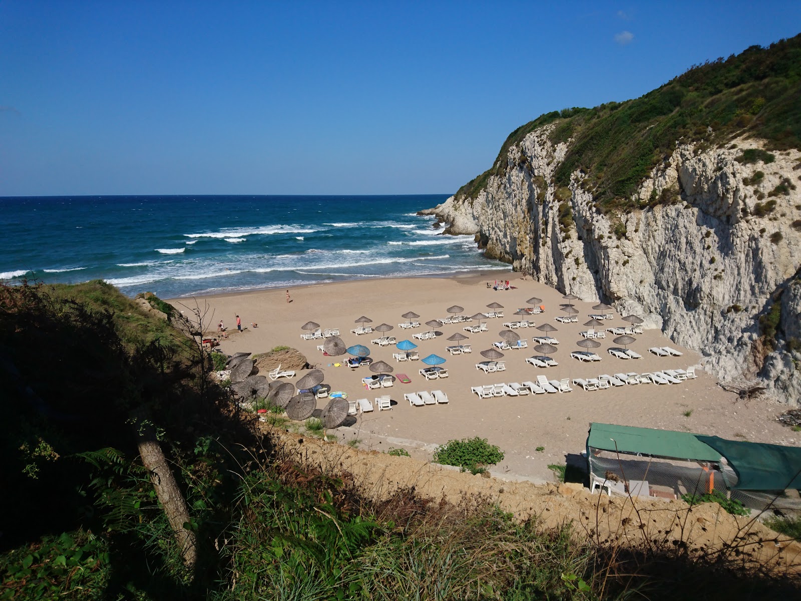 Foto von Saklikoy Beach von Klippen umgeben