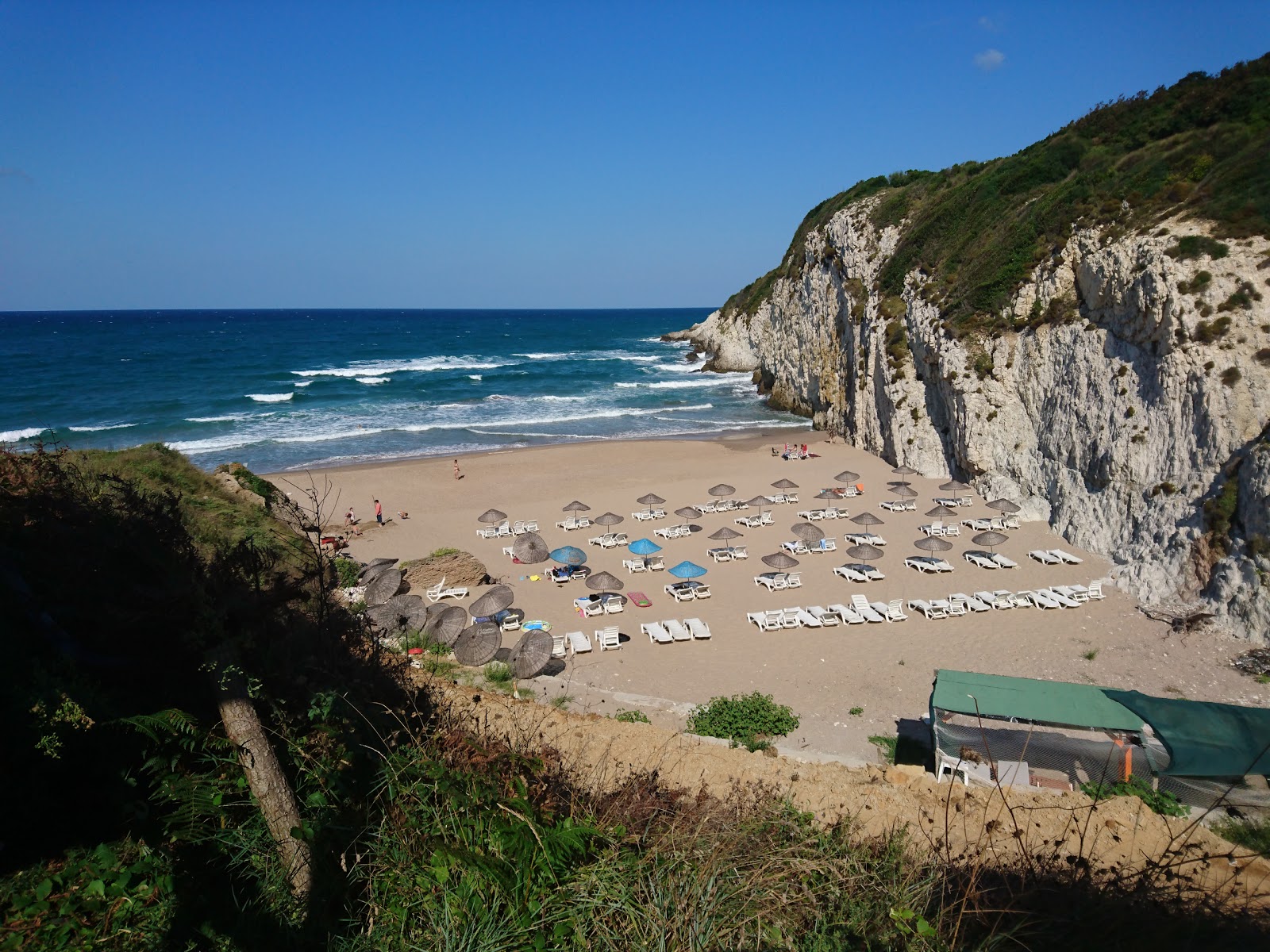 Φωτογραφία του Saklikoy Beach περιτριγυρισμένο από βουνά