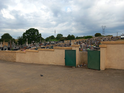 Cimetière à Neufchef