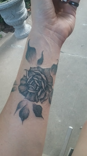 Tattoo Shop «A1 Tattoo Co», reviews and photos, 6805 N Oak Trafficway, Gladstone, MO 64118, USA