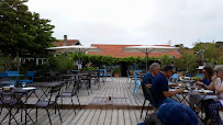 Atmosphère du Bar-restaurant à huîtres La Cabane du Phare à Lège-Cap-Ferret - n°7