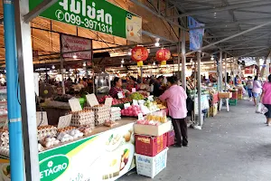 ตลาดต้องชม-วงเวียนนเรศวร image