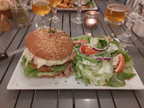 Hamburger du Restaurant Le Coq Enchainé à La Rivière-Saint-Sauveur - n°3
