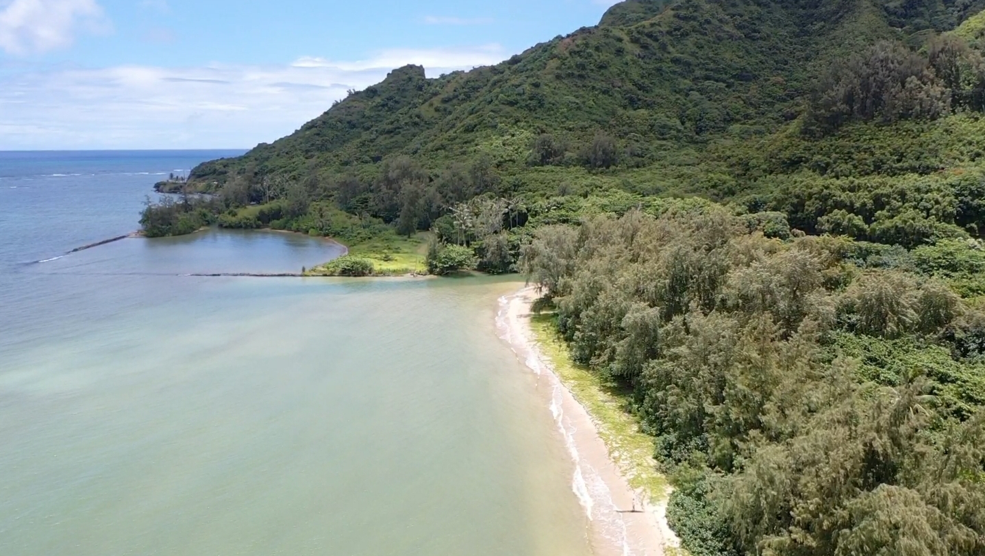 Foto von Kahana Bay Beach Park von Klippen umgeben