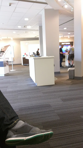 Cell Phone Store «Verizon», reviews and photos, 5945 Mayfield Rd, Mayfield Heights, OH 44124, USA