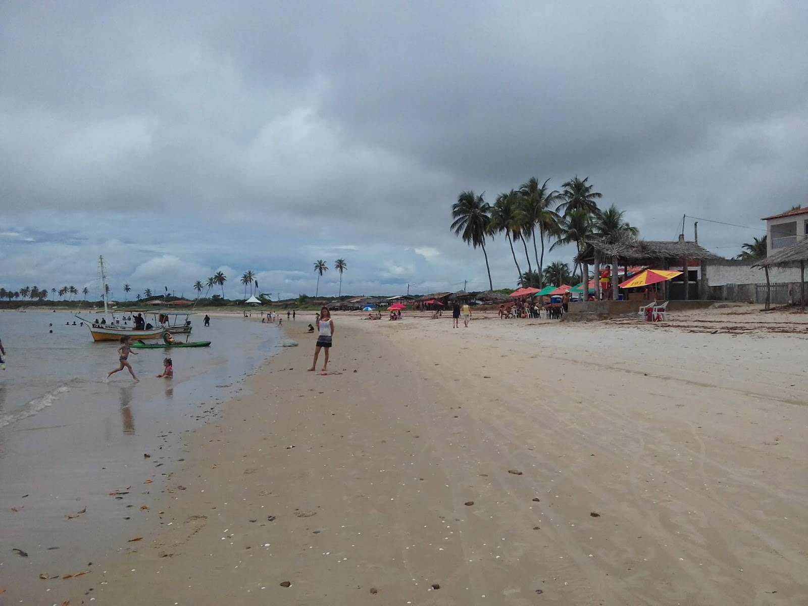 Foto de Playa de Coqueirinho Norte con agua turquesa superficie