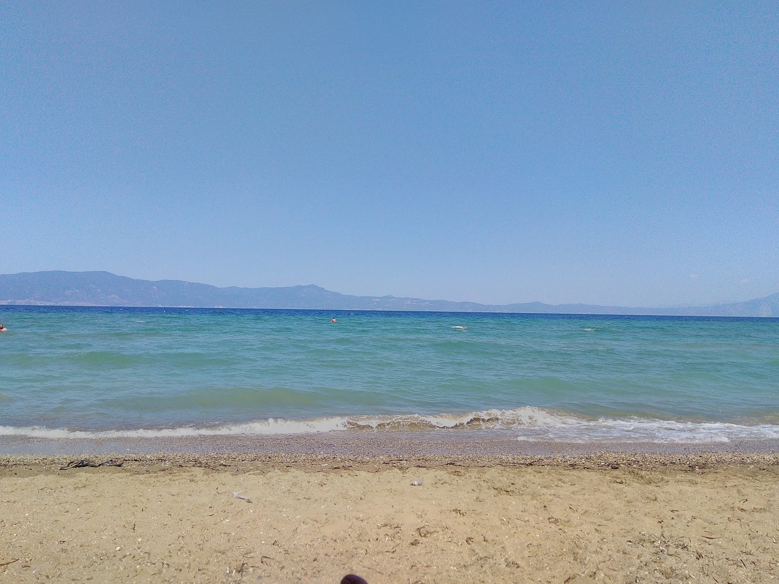 Foto di Livanates beach III con baia spaziosa