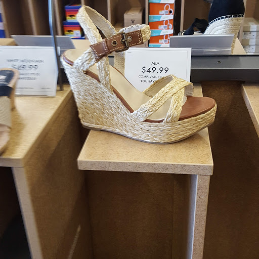 Shoe Store «DSW Designer Shoe Warehouse», reviews and photos, 7923 N Blackstone Ave, Fresno, CA 93720, USA