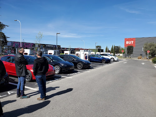 Borne de recharge de véhicules électriques Tesla Supercharger Montauban