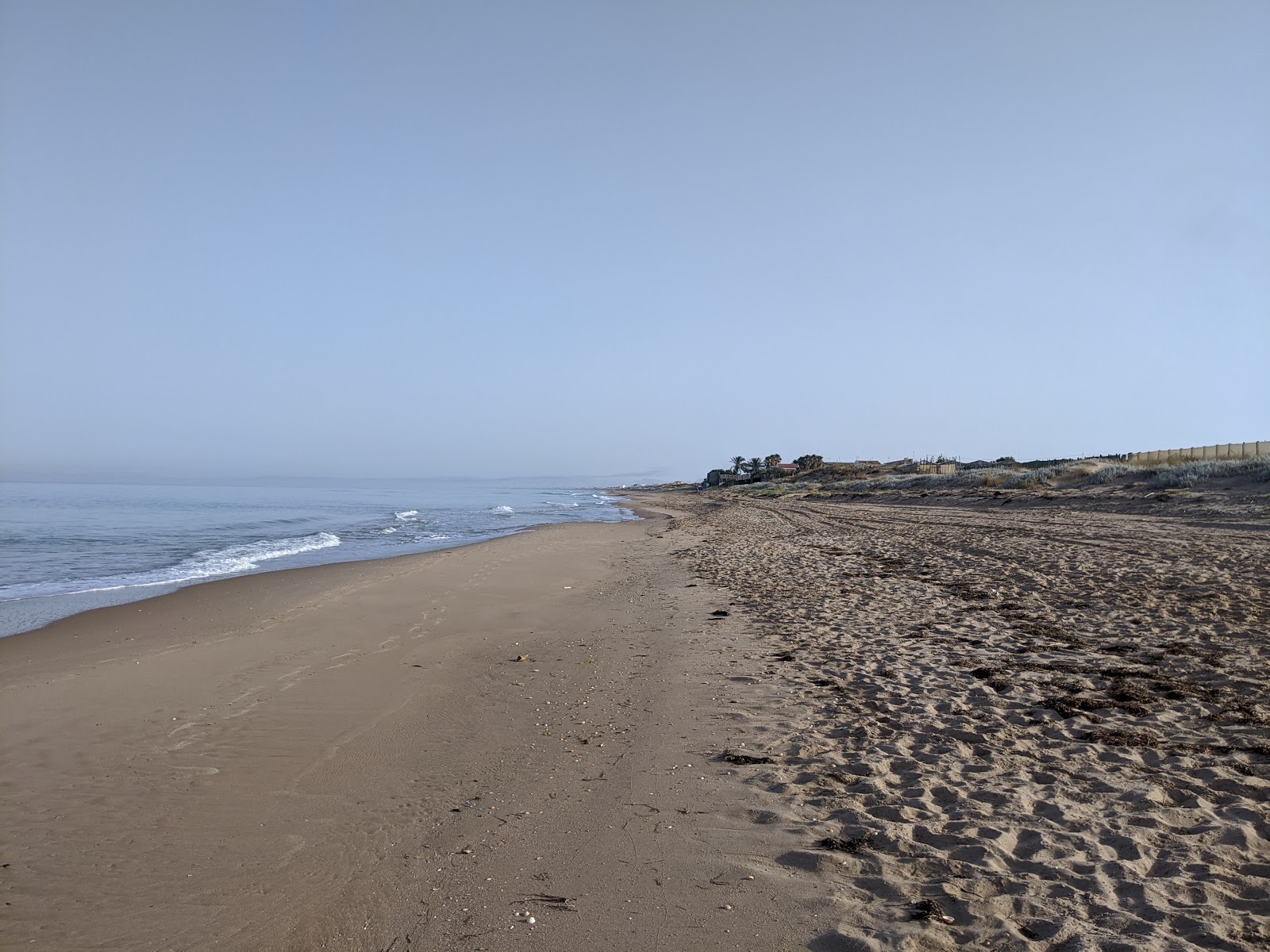 Foto di Spiaggia Costa Fenicia con una superficie del sabbia beige fine
