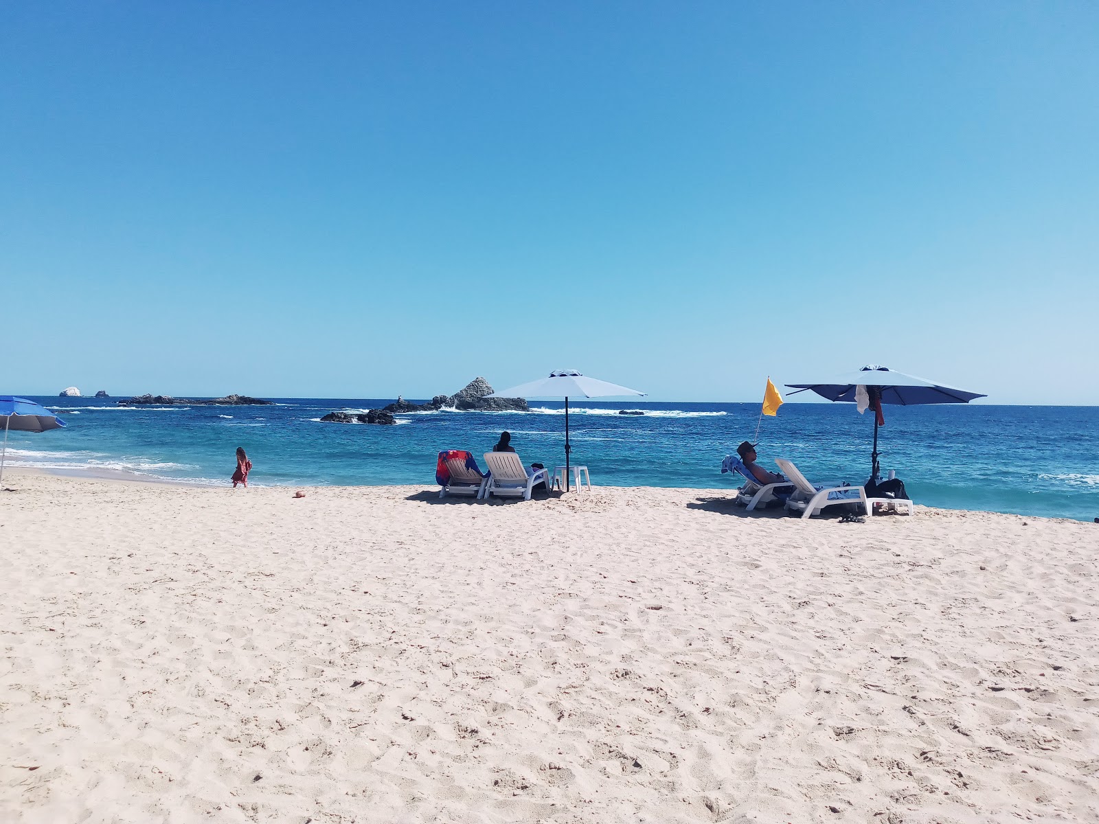 Foto de Playa Mazunte apoiado por penhascos