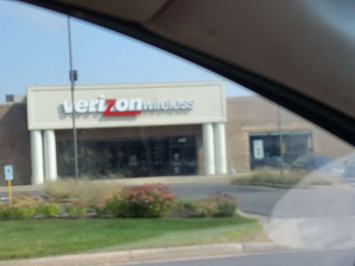 Cell Phone Store «Verizon», reviews and photos, 3755 Oakwood Mall Dr, Eau Claire, WI 54701, USA