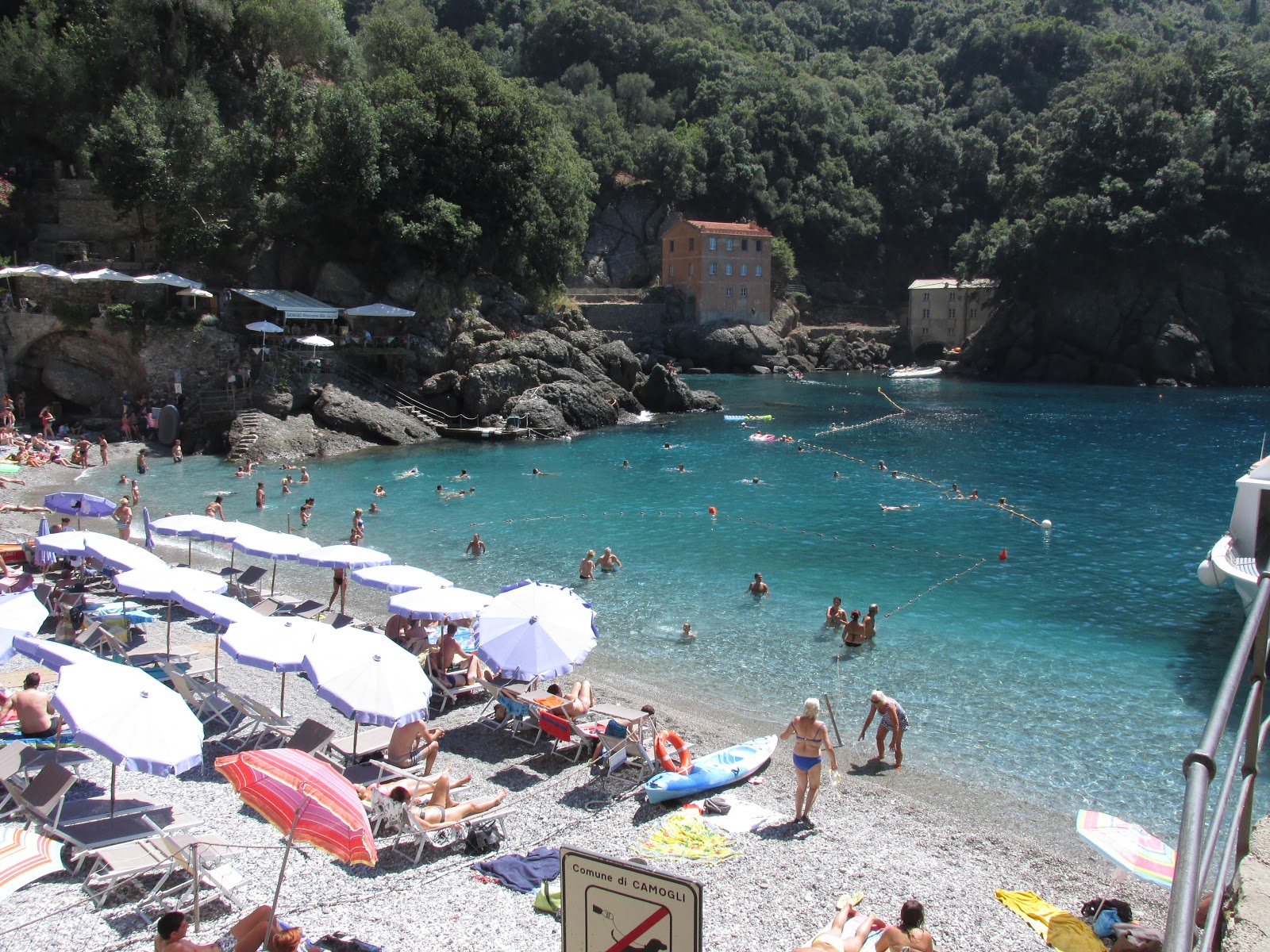 Foto von Spiaggia di San Fruttuoso von Klippen umgeben
