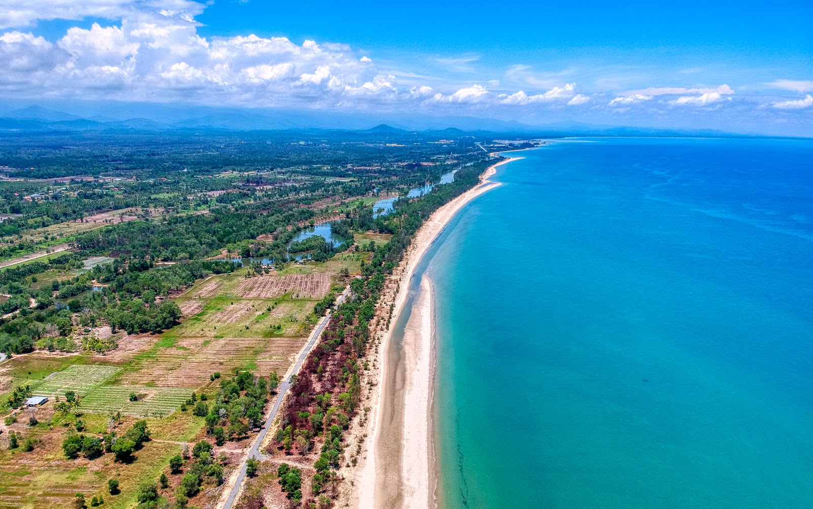 Foto von Telinting Beach mit langer gerader strand