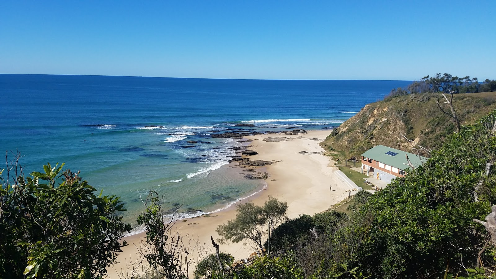 Foto de Main Beach rodeado por montanhas