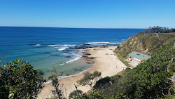 Foto de Main Beach rodeado por montanhas