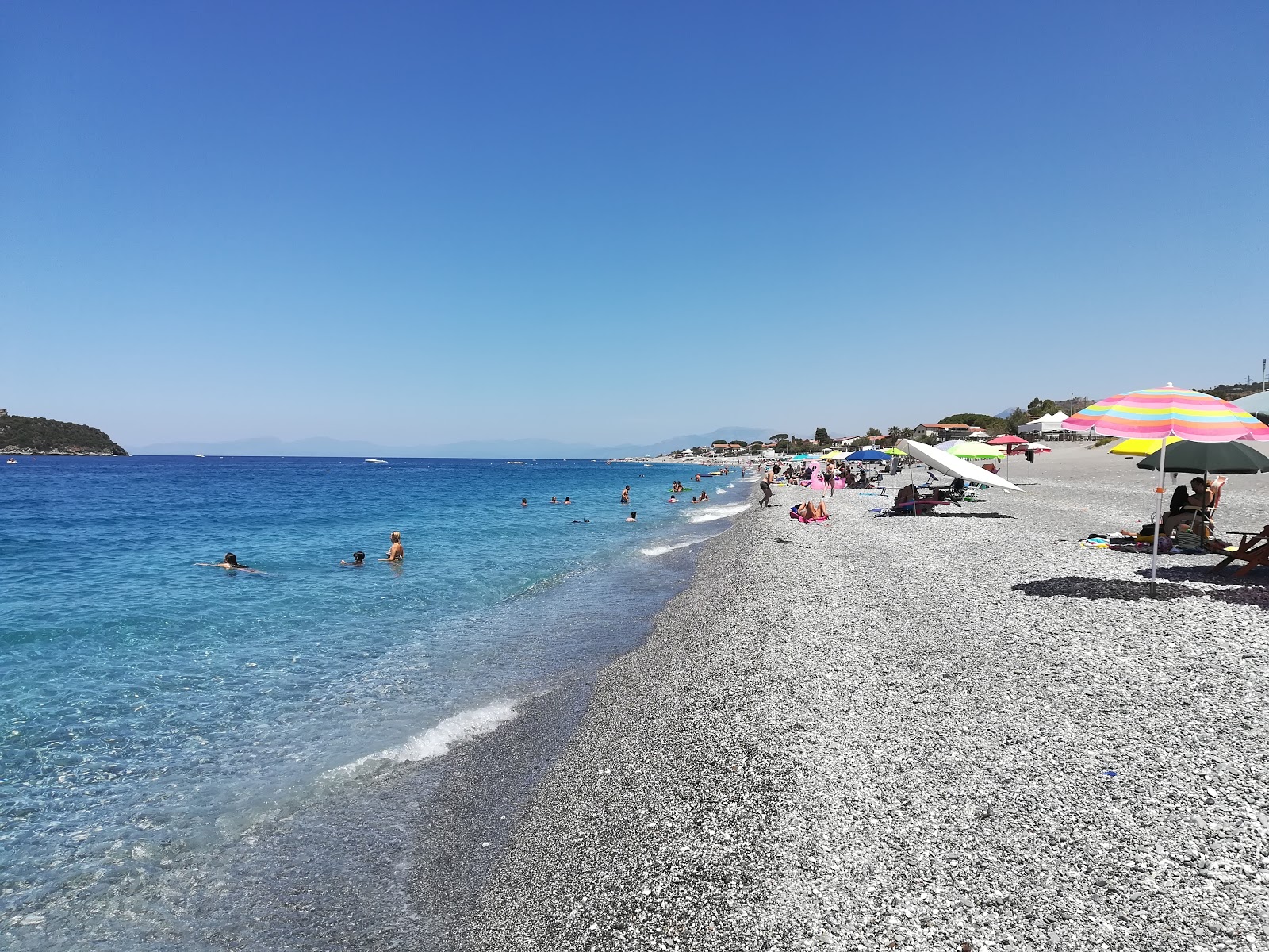 Foto van Cirella beach met kleine grijze kiezels oppervlakte