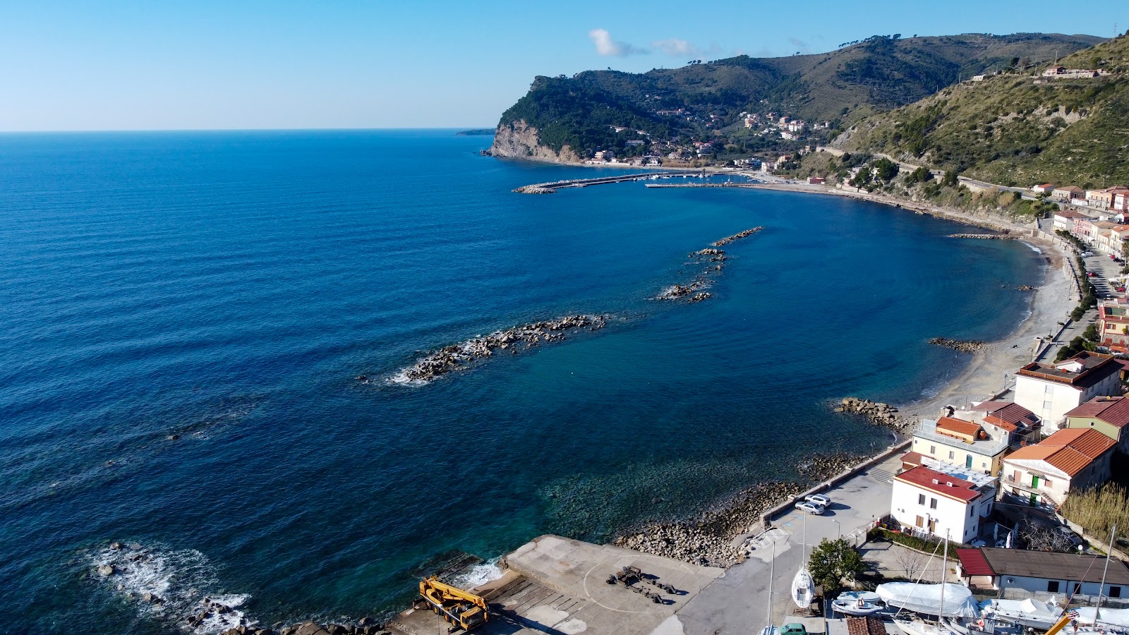 Agnone Beach'in fotoğrafı düz bir kıyı şeridi ile birlikte