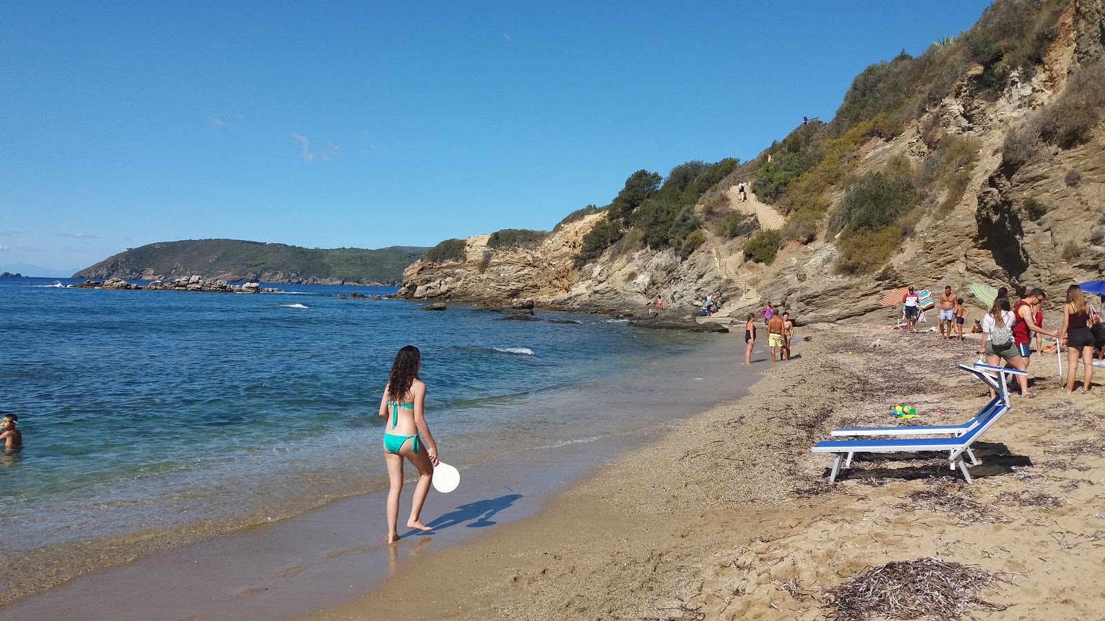 Foto af Spiaggia Di Barabarca omgivet af bjerge