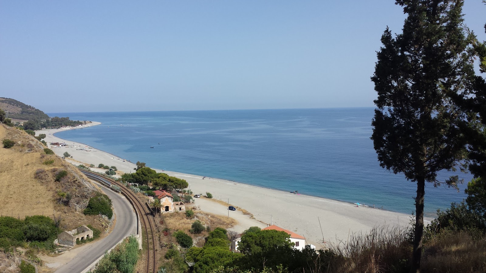 Foto di Bova Marina con una superficie del sabbia grigia