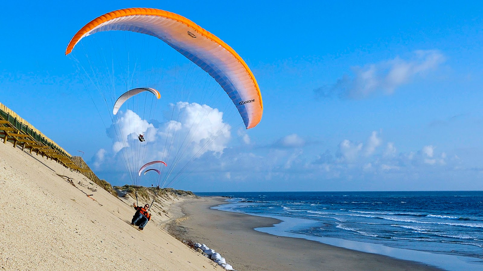 Fotografija Praia da Bonanca z modra voda površino