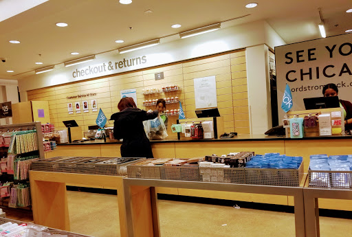 Department Store «Nordstrom Rack Chicago Avenue», reviews and photos, 101 E Chicago Ave, Chicago, IL 60611, USA