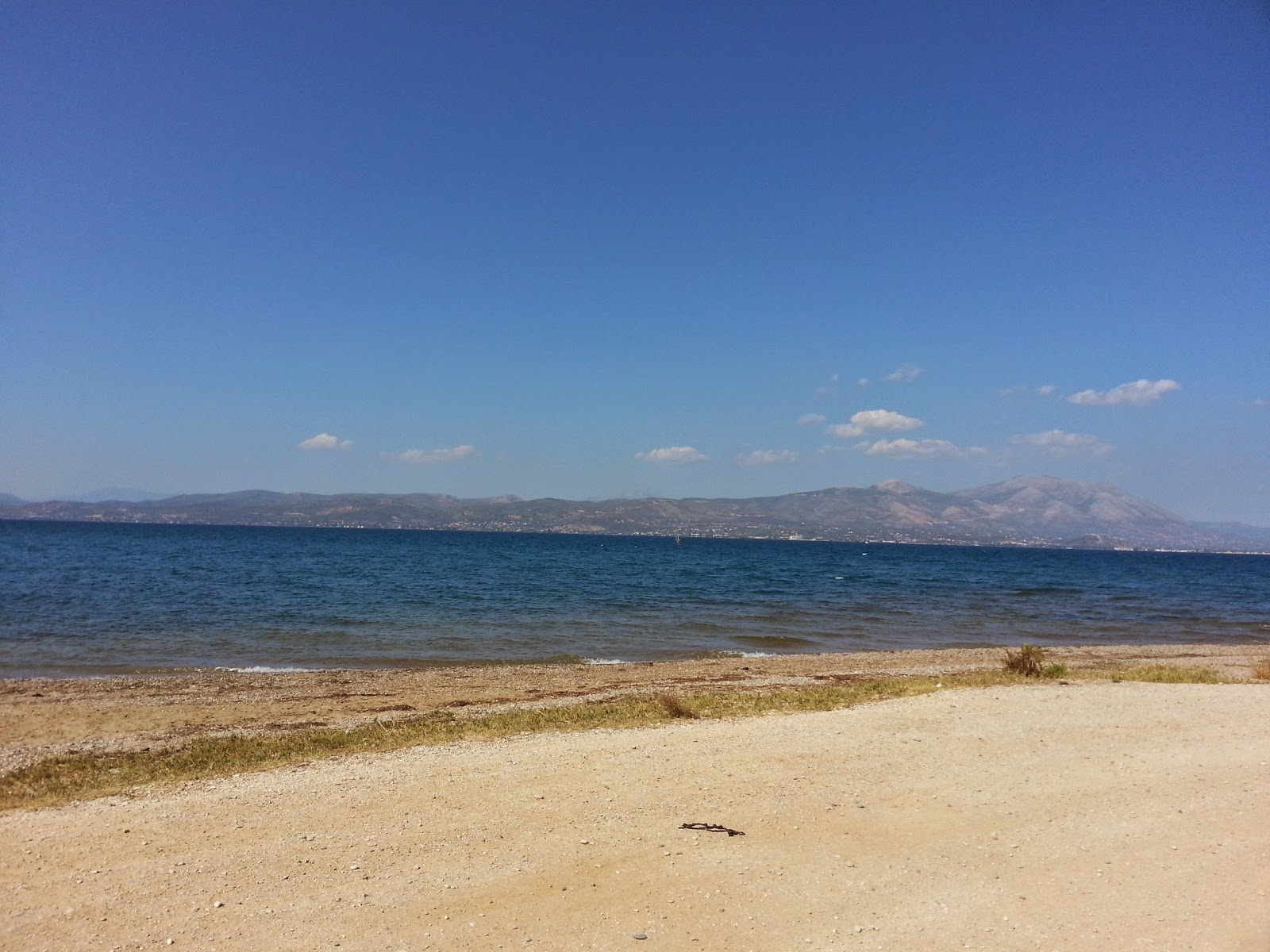 Photo de Paralia Pigadakia avec sable noir avec caillou de surface