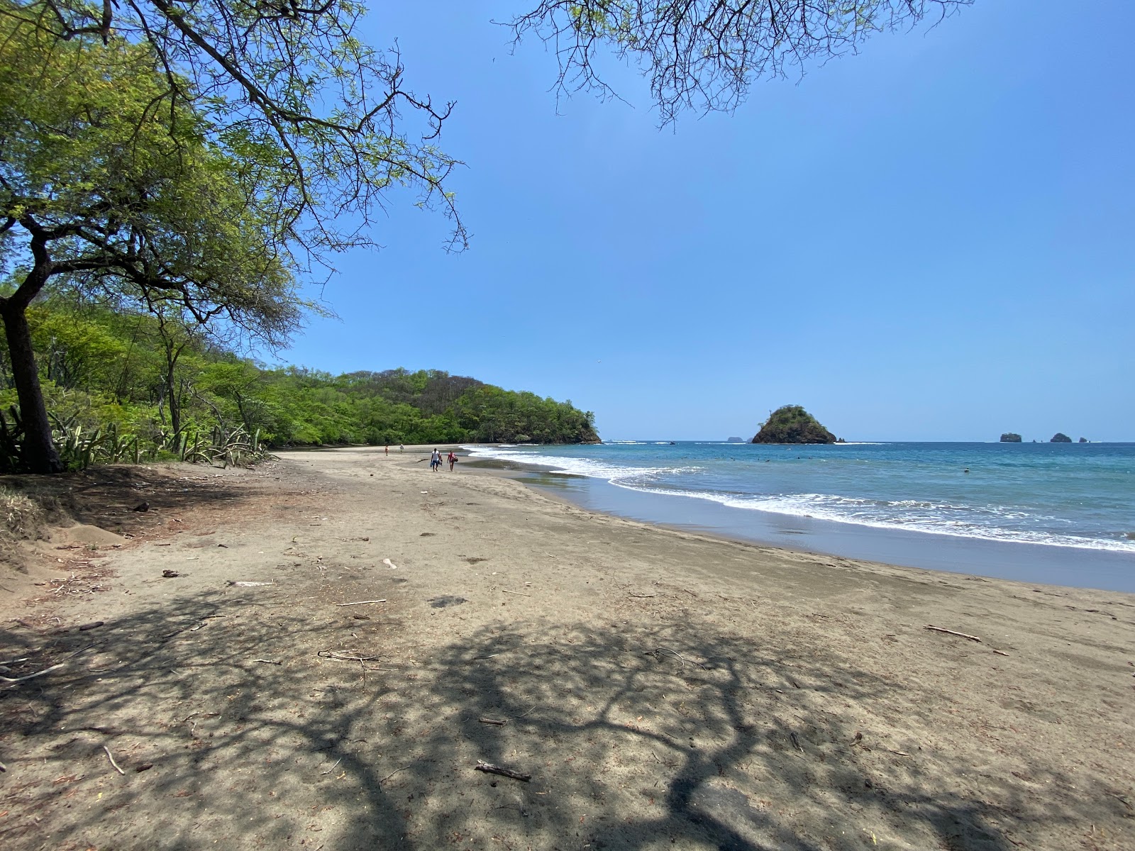 Foto de Playa Grande com areia cinza superfície