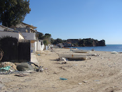 Photo de Plage La Caroube avec plusieurs baies spacieuses
