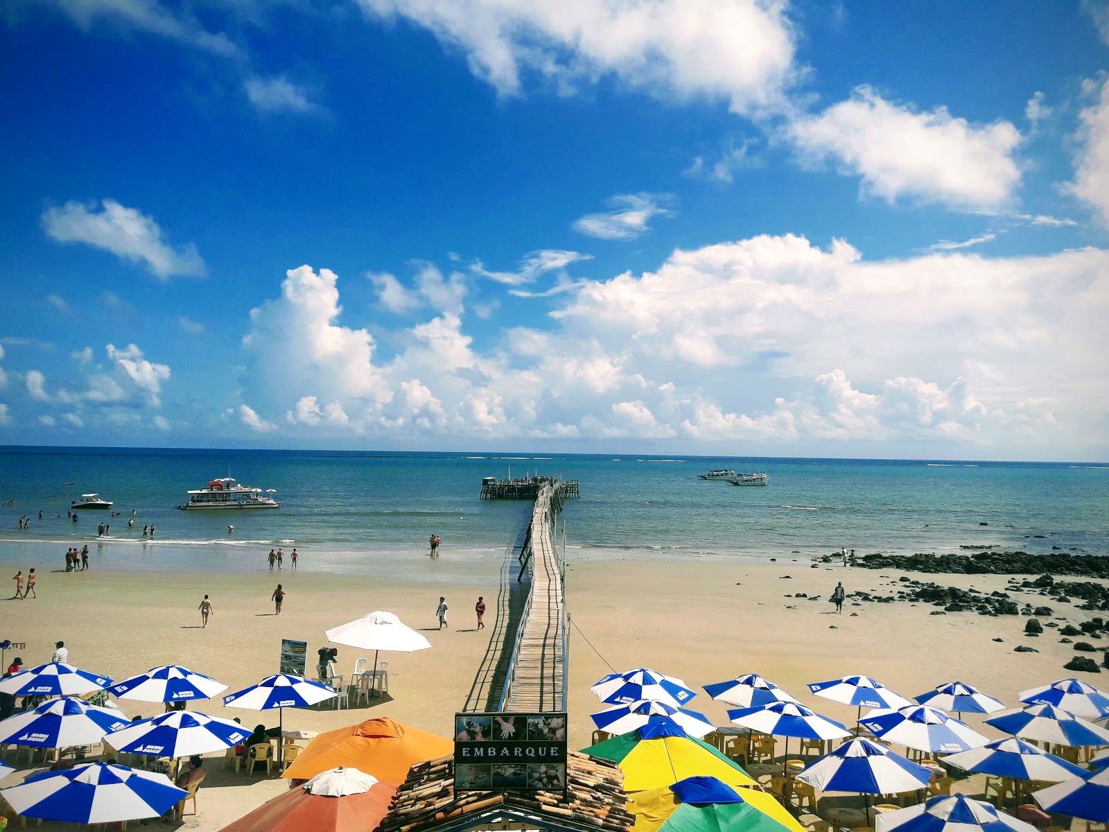 Foto de Playa de Pirangi Do Norte con recta y larga