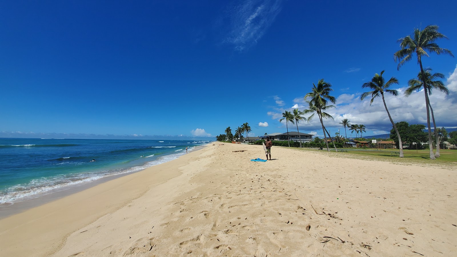 Foto de Pu'uloa Beach Park com areia brilhante superfície