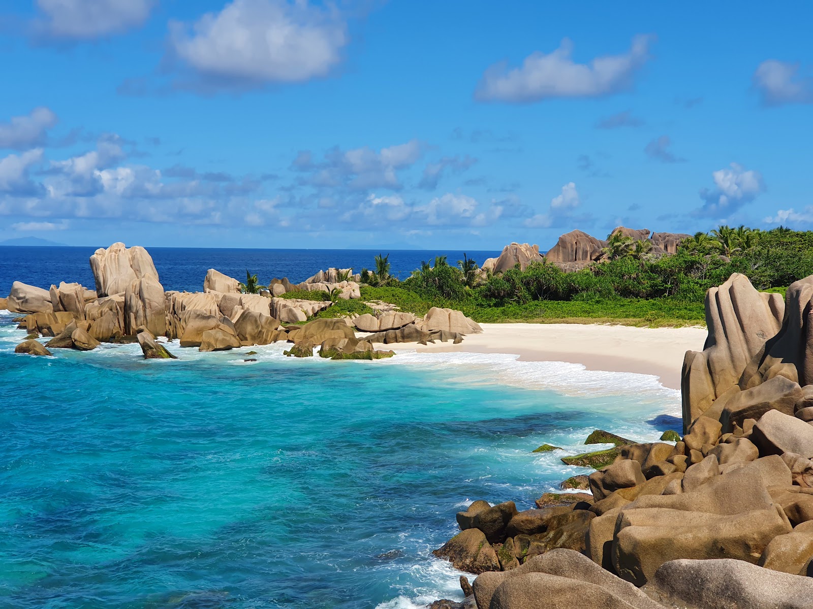 Foto di Spiaggia Anse Marron con una superficie del sabbia beige fine