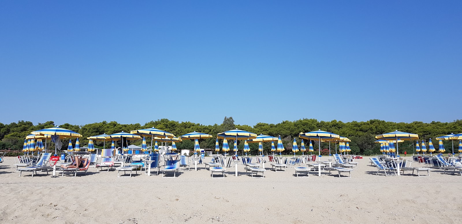 Bruscate-Millepini Beach'in fotoğrafı düz ve uzun ile birlikte