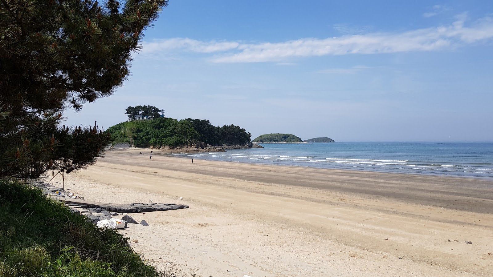 Fotografie cu Doksan Beach cu o suprafață de nisip strălucitor