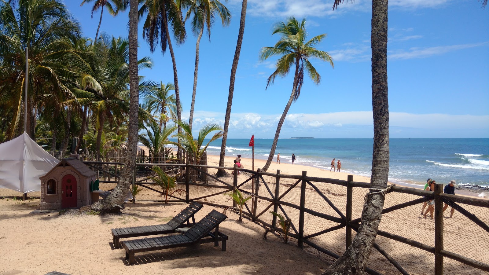 Foto av Praia de Bombasa med lång rak strand