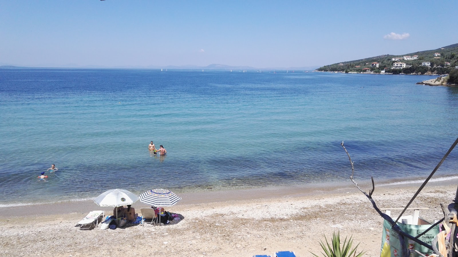 Foto de Olive beach com água cristalina superfície