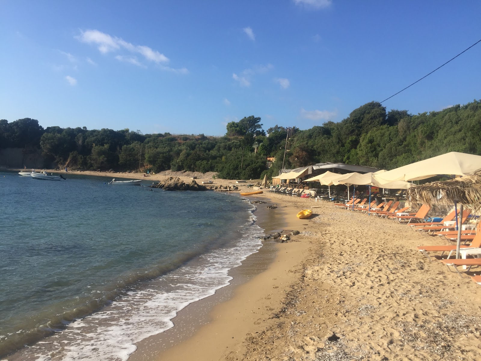 Vromoneri beach'in fotoğrafı imkanlar alanı