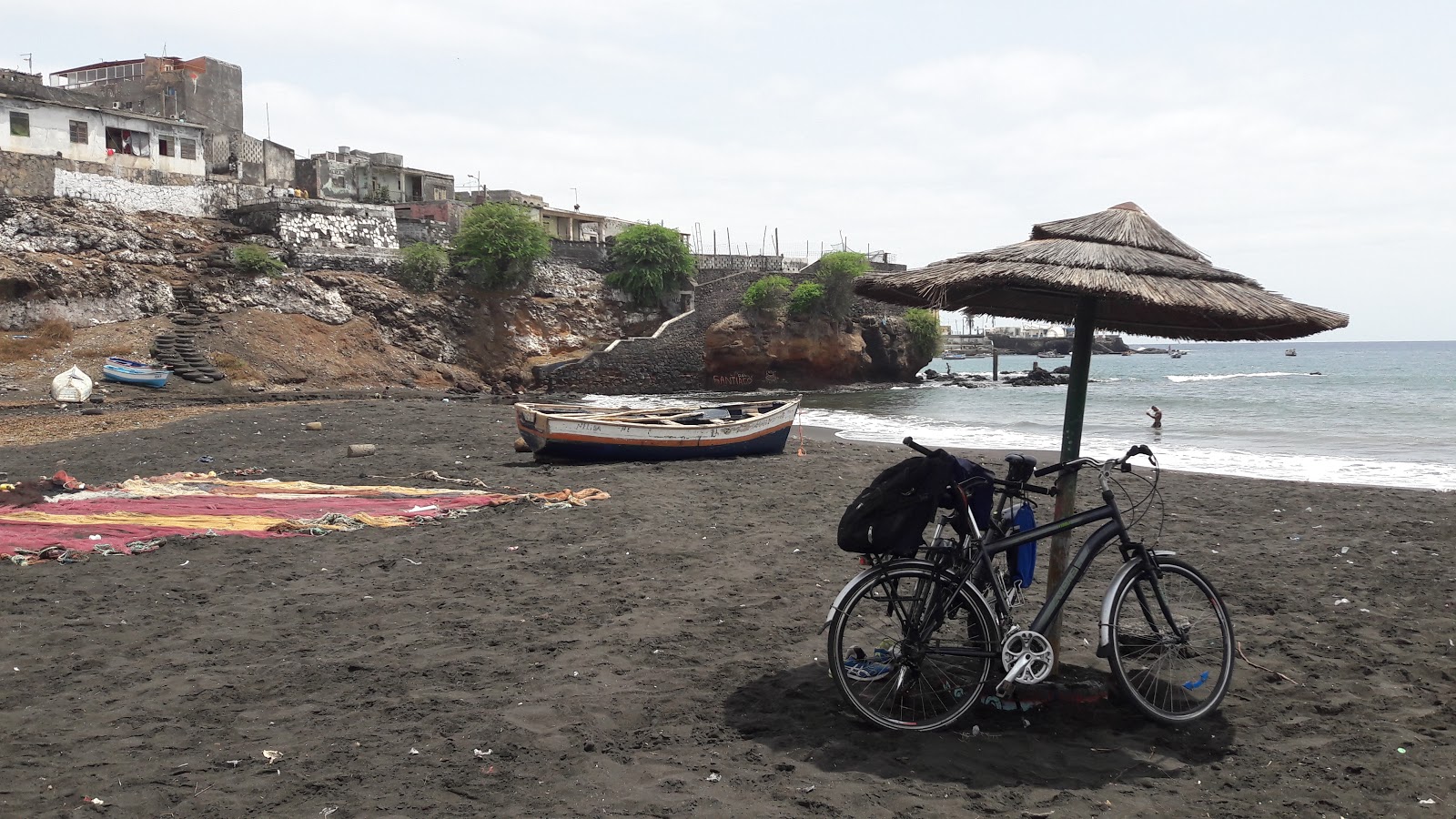 Foto van Praia Clarinha en de nederzetting