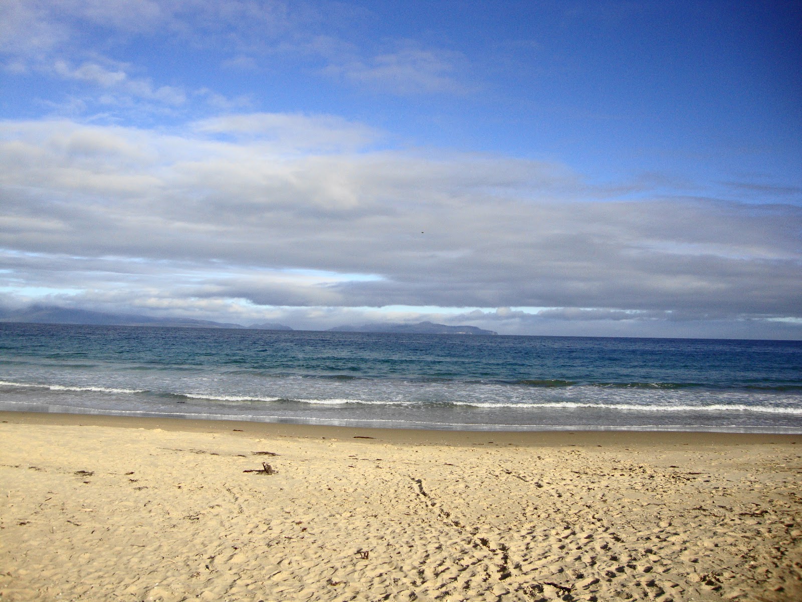 Kelvedon Beach的照片 带有碧绿色纯水表面