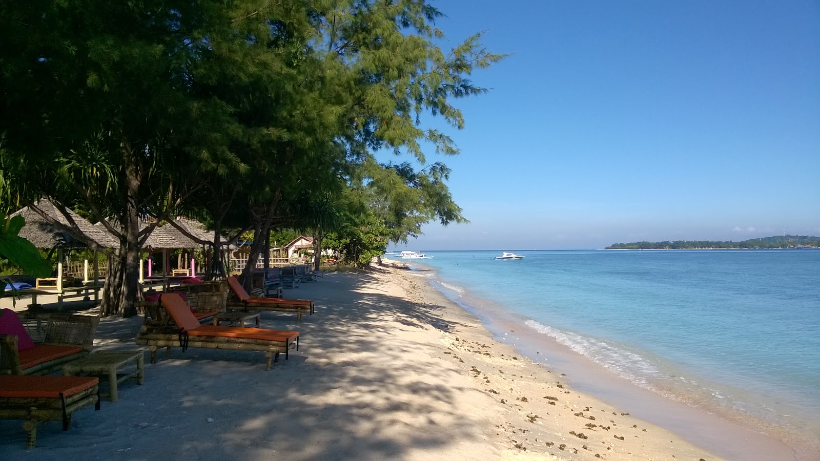 Fotografie cu Gili Air Camilla Beach cu o suprafață de nisip strălucitor