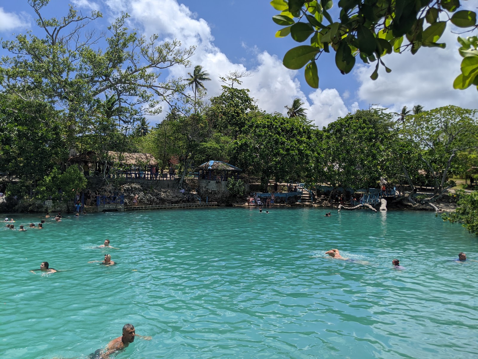 Foto van Blue Lagoon met verharde betonnen oppervlakte oppervlakte