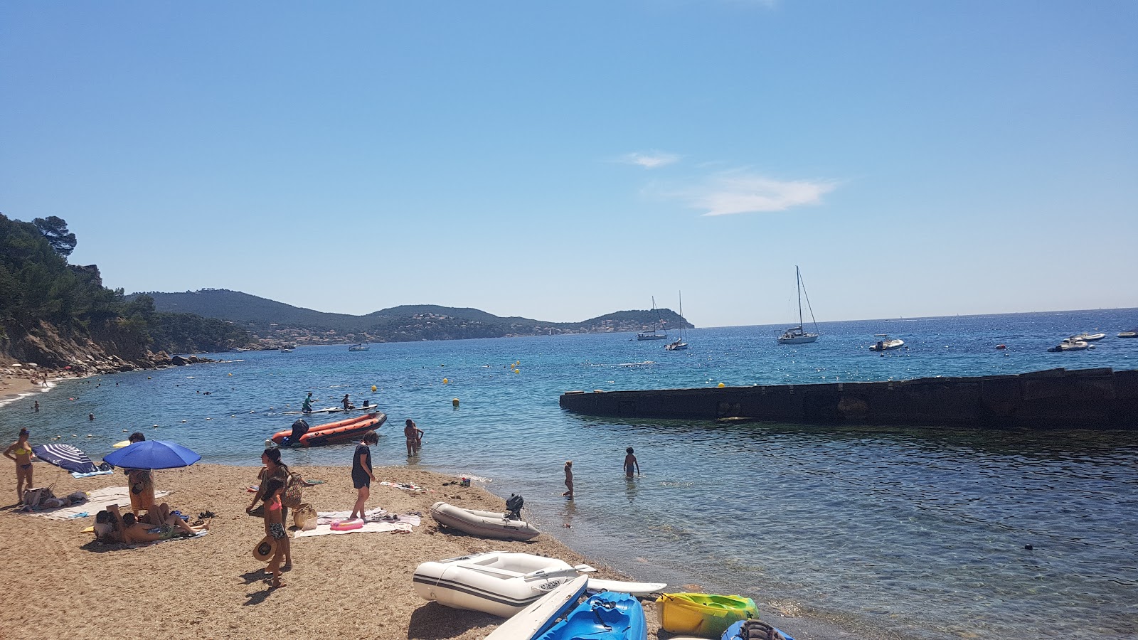 Foto van Plage le Pin de Galle ondersteund door kliffen