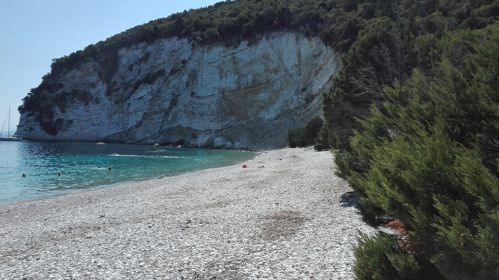 Atokos beach'in fotoğrafı dağlarla çevrili