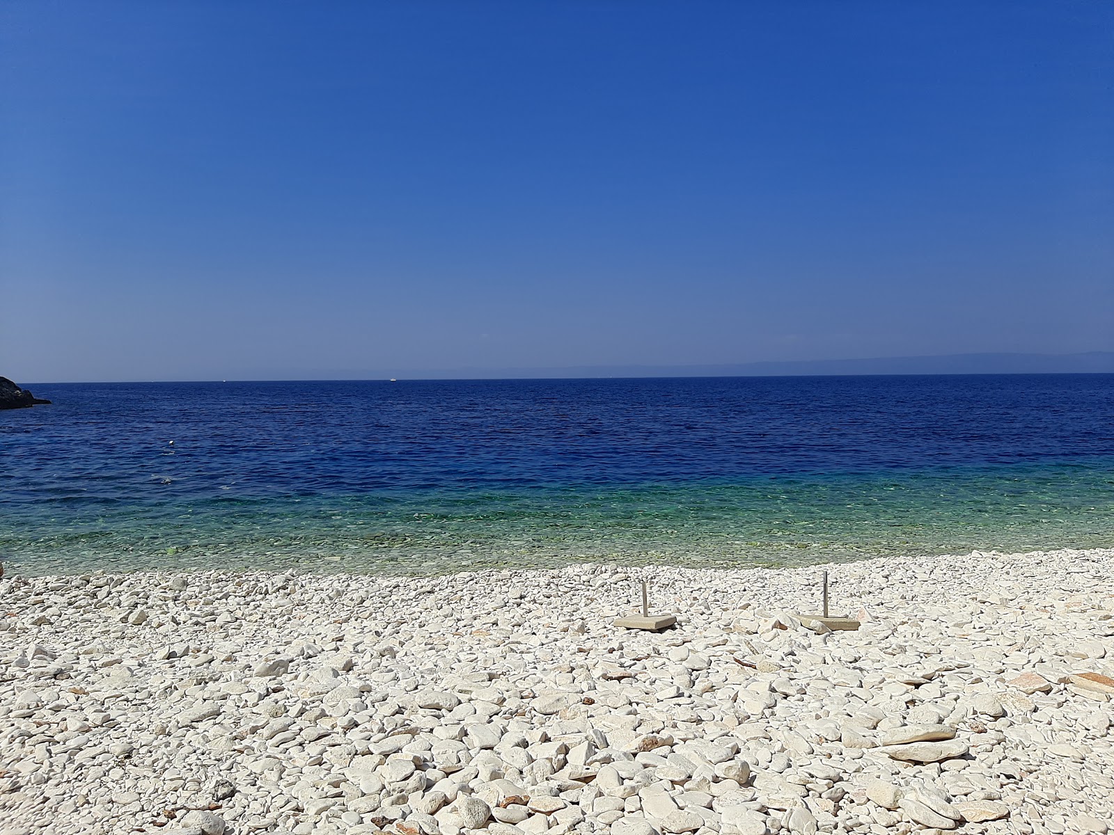 Vaja Bay'in fotoğrafı uçurumlarla desteklenmiş