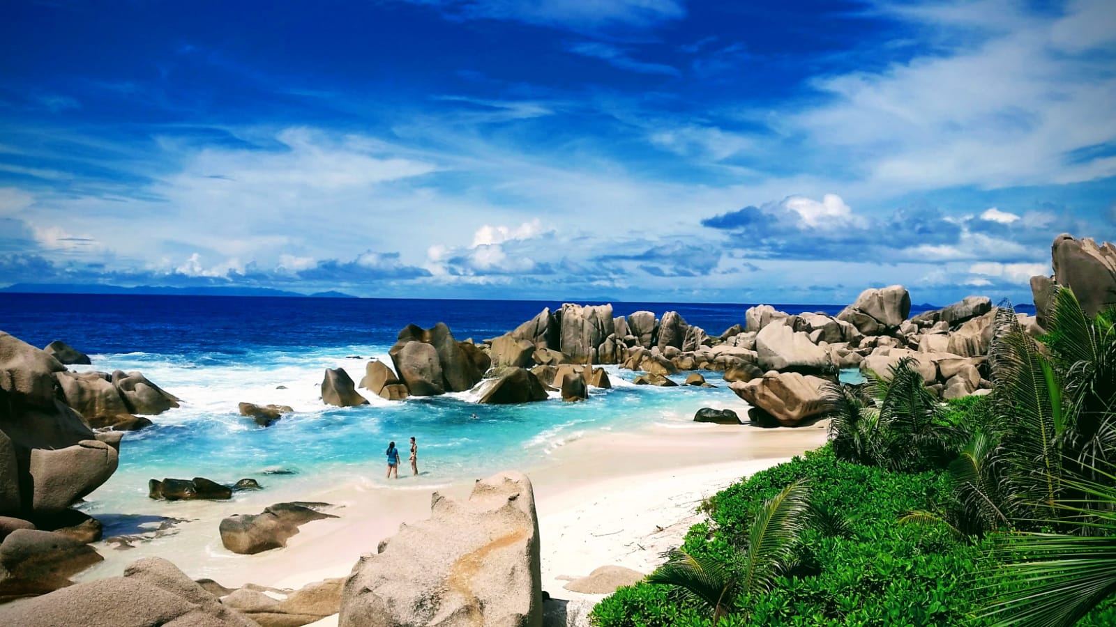 Photo de Plage Anse Marron avec l'eau cristalline de surface